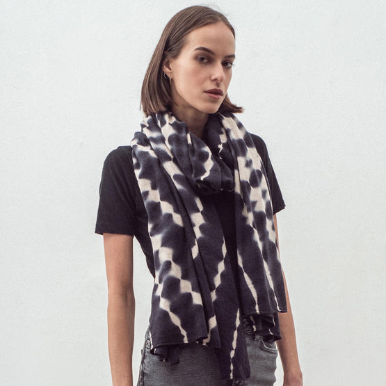 Women N.078 Dye Travel Wrap - White Lines