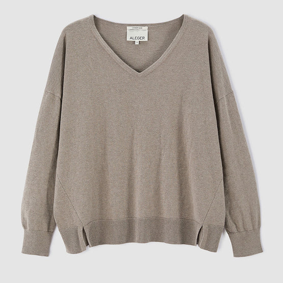 Women N.2403 Classic V-Neck - Flaxen