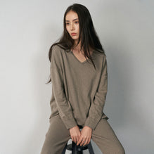 Women N.2403 Classic V-Neck - Flaxen