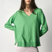 Women N.2403 Classic V-Neck - Grass